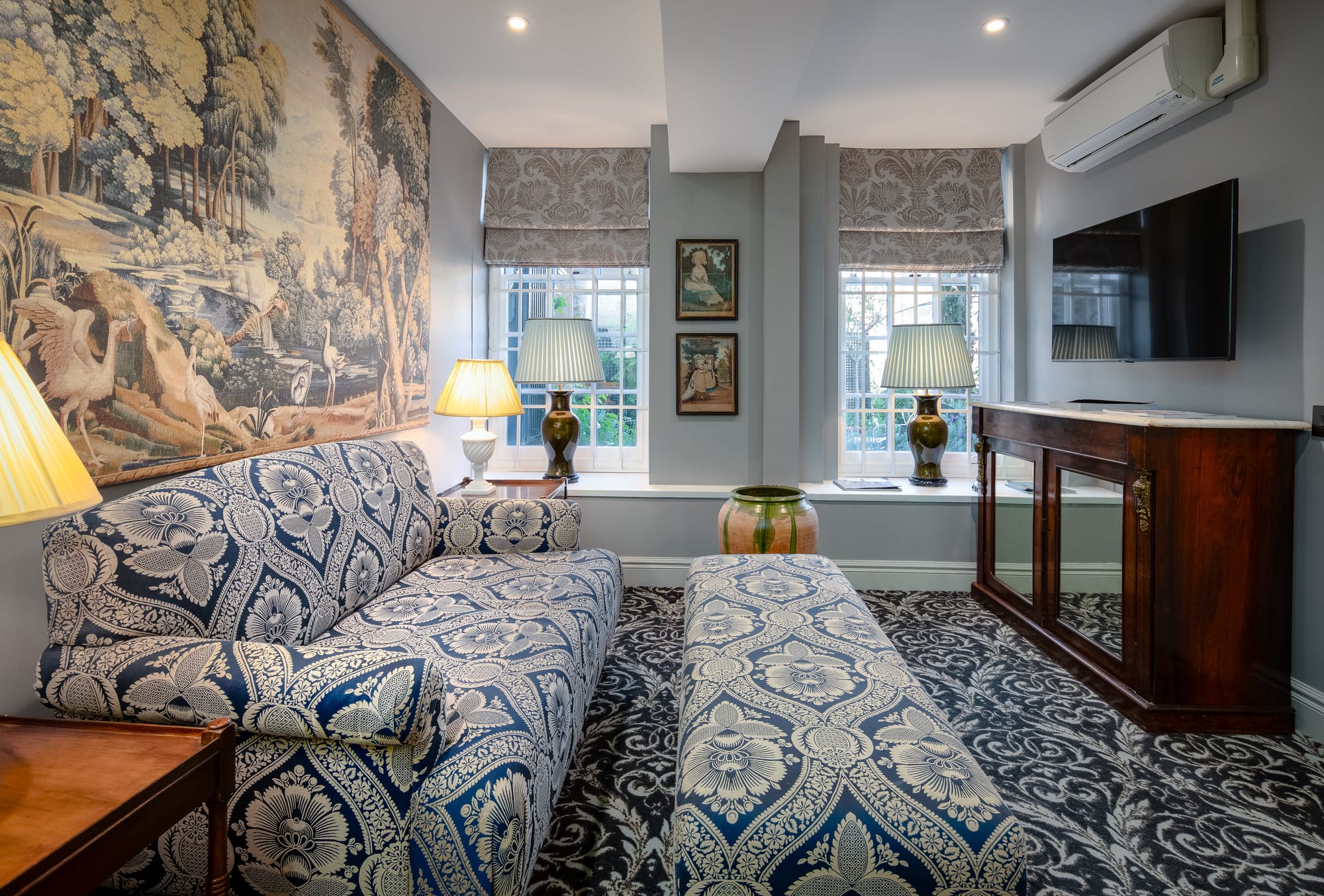Spacious suite sitting room at No. 30 Knightsbridge